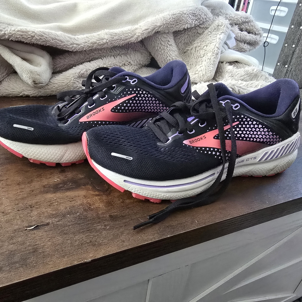 Brooks Women's Black and Pink Running Sneakers